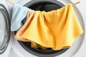 técnica para tirar água da roupa
