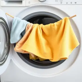técnica para tirar água da roupa
